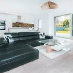 Modern 2 Bed With Garden - * Bridel