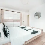 Modern 2 Bed With Garden - Bridel