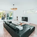 Modern 2 Bed With Garden - * Bridel