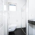 Modern 2 Bed With Garden - * Bridel