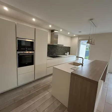 Modern 2 Bed With Garden - * Bridel