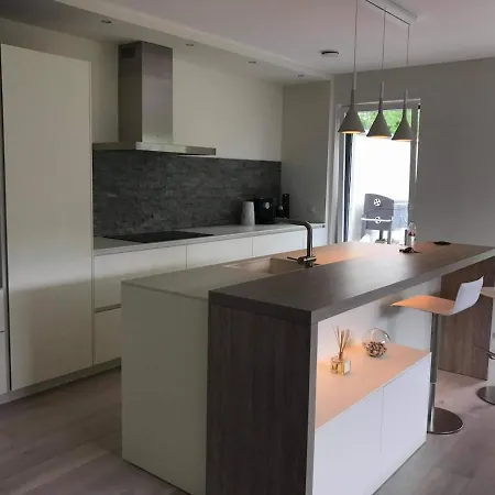 Modern 2 Bed With Garden - *