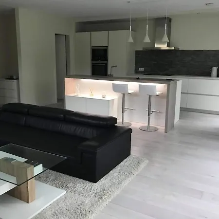 Modern 2 Bed With Garden -