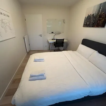 Apartment Modern 2 Bed With Garden -