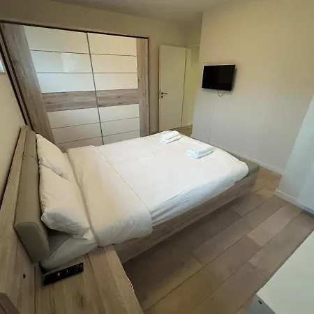 Apartment Modern 2 Bed With Garden -