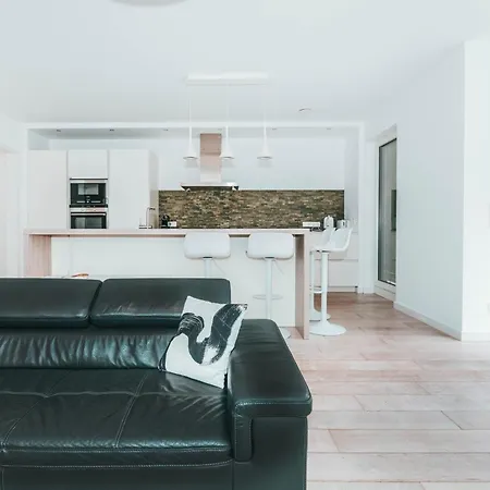 Modern 2 Bed With Garden -