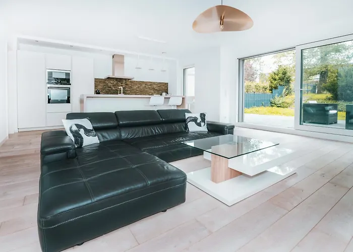 Modern 2 Bed With Garden - * Bridel