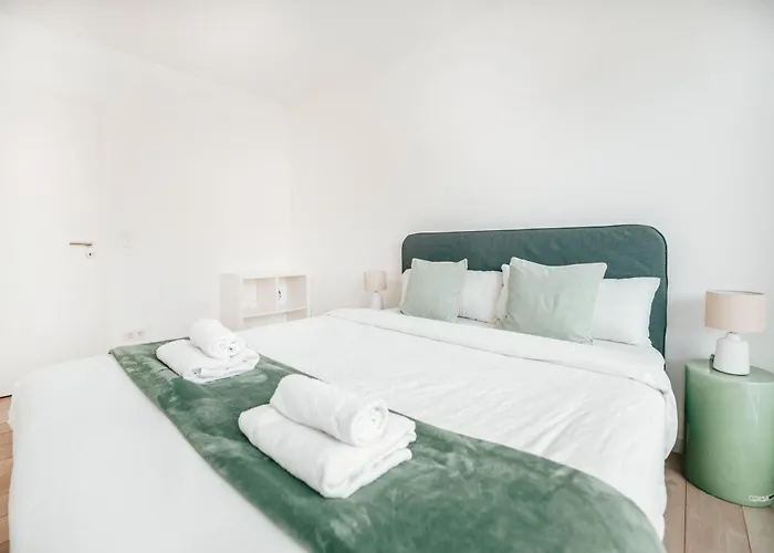 Modern 2 Bed With Garden -