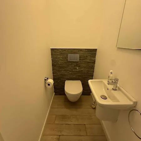 Modern 2 Bed With Garden - شقة