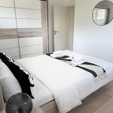 Modern 2 Bed With Garden - *