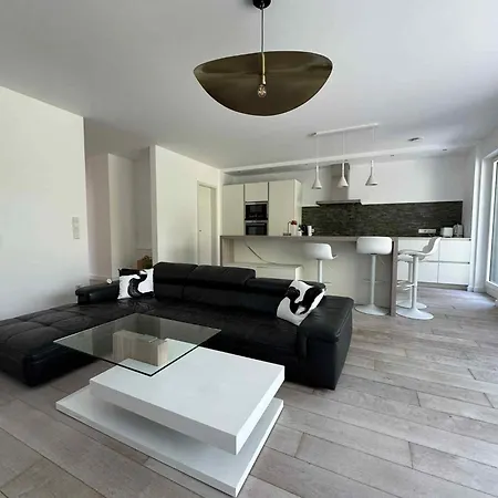 Modern 2 Bed With Garden - *
