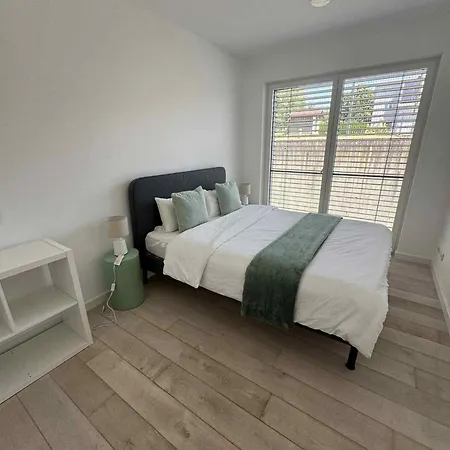 Modern 2 Bed With Garden - شقة *