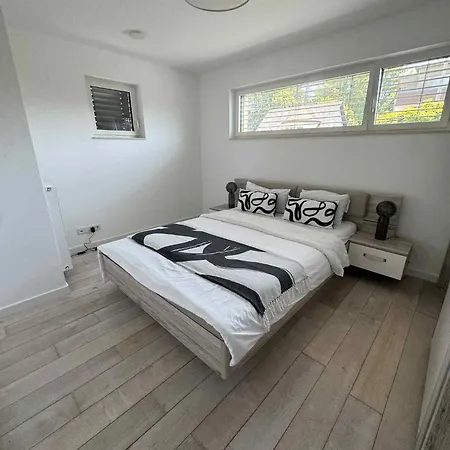 Modern 2 Bed With Garden - شقة
