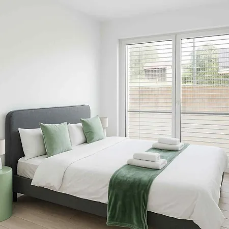 Modern 2 Bed With Garden - * Bridel