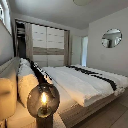 Modern 2 Bed With Garden - *