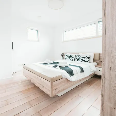 Modern 2 Bed With Garden - شقة *