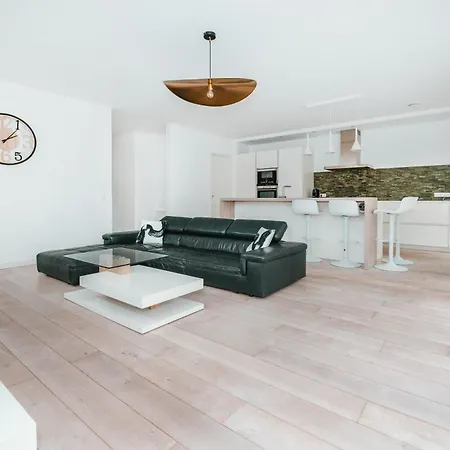 Modern 2 Bed With Garden - *