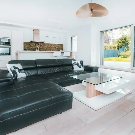 Modern 2 Bed With Garden - * Bridel