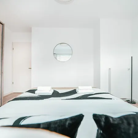 Modern 2 Bed With Garden - شقة