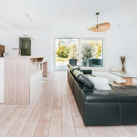 Modern 2 Bed With Garden -