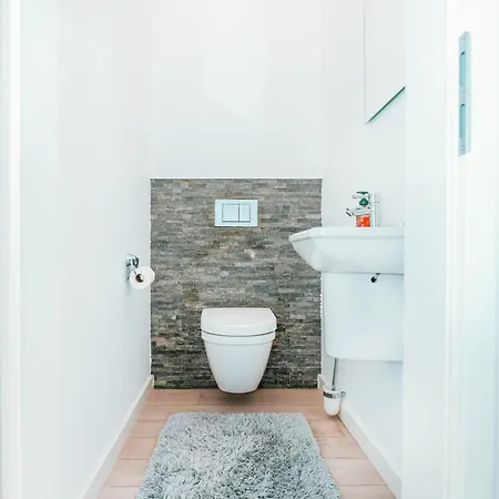 شقة Modern 2 Bed With Garden - *