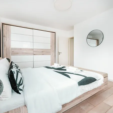 Modern 2 Bed With Garden - Bridel