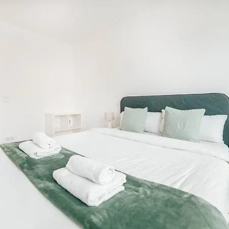 Modern 2 Bed With Garden -