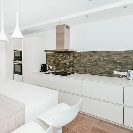 Modern 2 Bed With Garden - Bridel