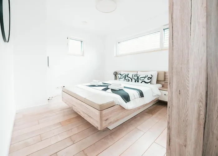 Modern 2 Bed With Garden - Apartment *