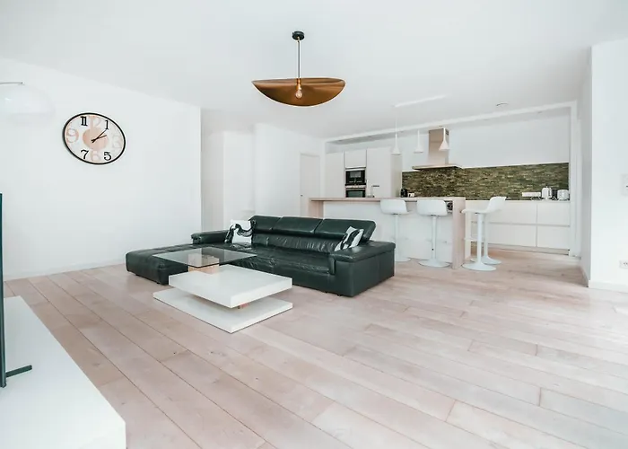 Modern 2 Bed With Garden - *