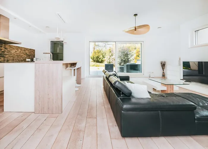 Modern 2 Bed With Garden -