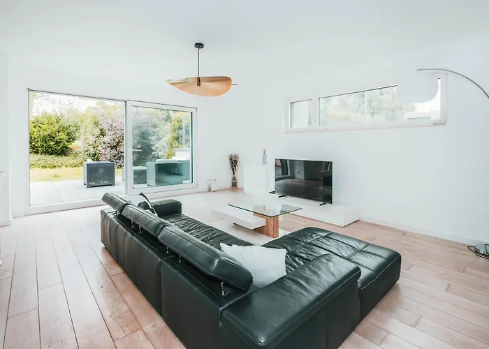 Modern 2 Bed With Garden - * Bridel