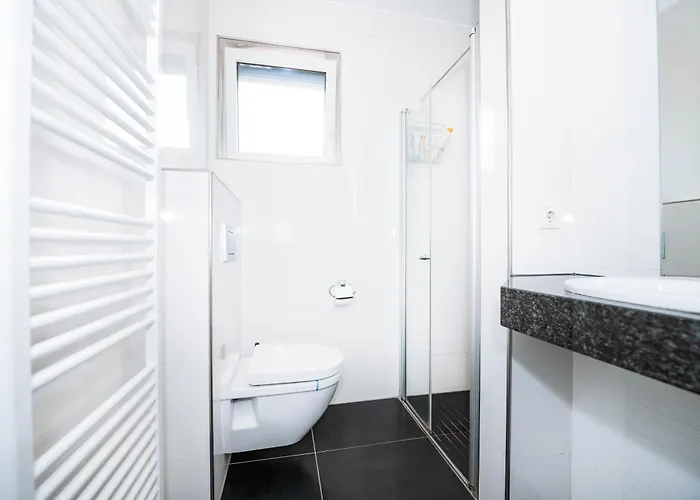 Modern 2 Bed With Garden - * Bridel