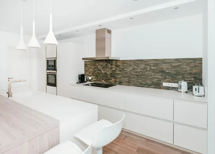 Modern 2 Bed With Garden - Bridel